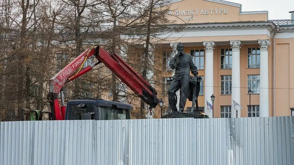 Новый памятник установят новости. Памятник Перхину в Петрозаводске. Михаилу Перхину памятник. Памятник ювелиру Перхину. Памятник Михаилу Перхину в Петрозаводске.