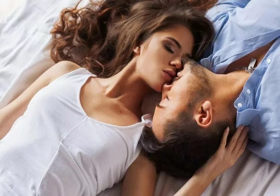 Чувственный это какой. Мужчина и женщина в кровати. Влюбленные в постели. Утренняя страсть. Постель между мужчиной и женщиной.