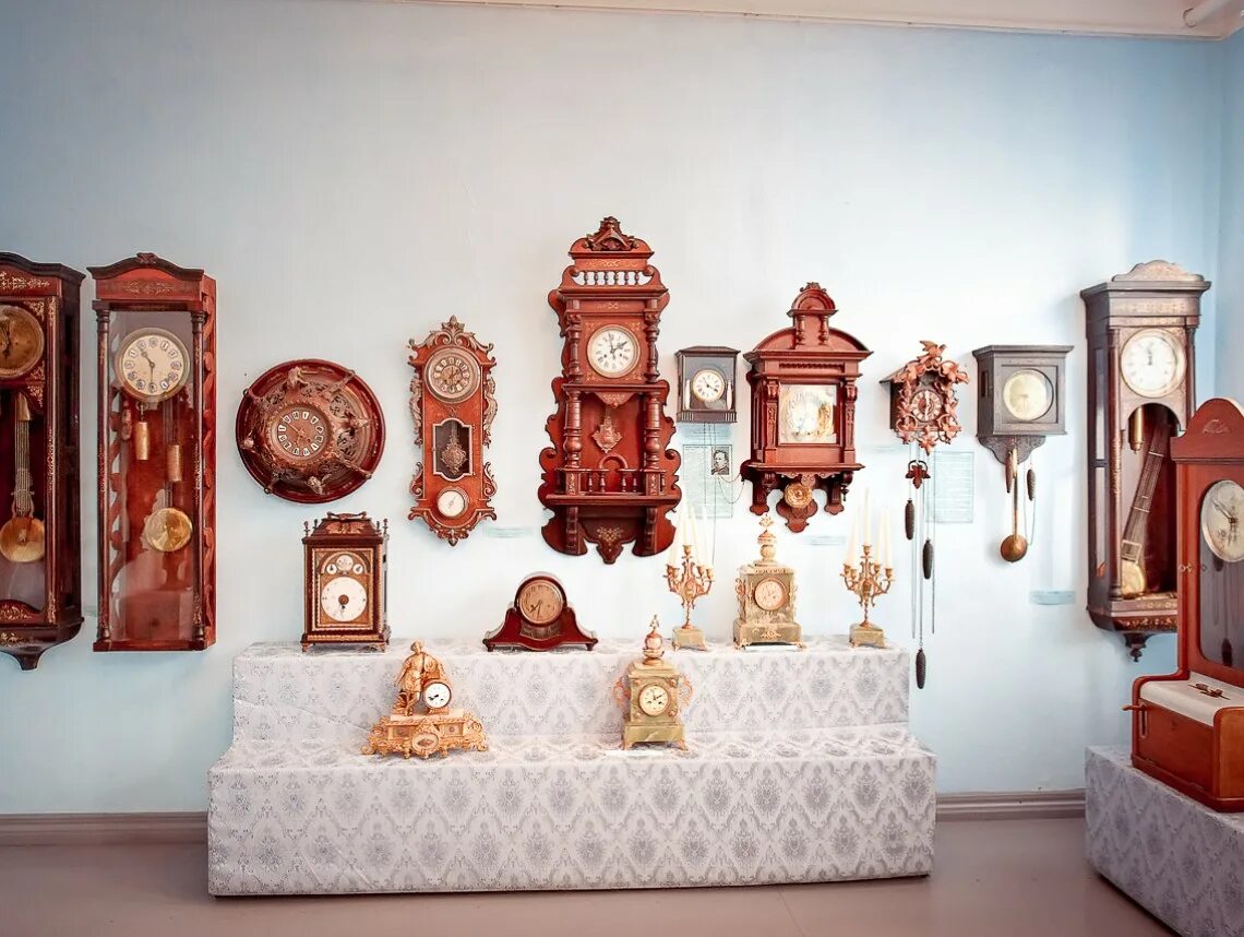 Часы городец. Посуда городецкая роспись для детей. Городецкая роспись хлебница. Городец музей росписи. Расписная посуда городецкая роспись.