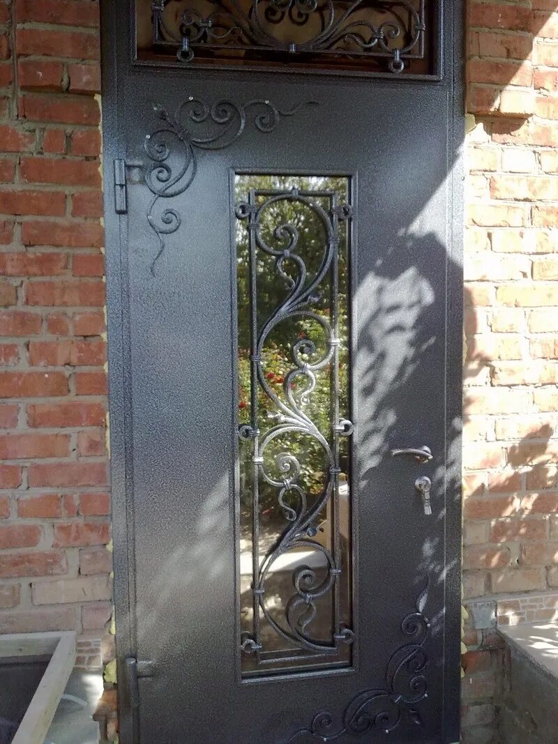 Дверь кованый стекло. Дверь входная металлическая Пегас ковка 96. Входная дверь с кованой решёткой "Monolith-Nord". Дверь Пегас ковка входная.