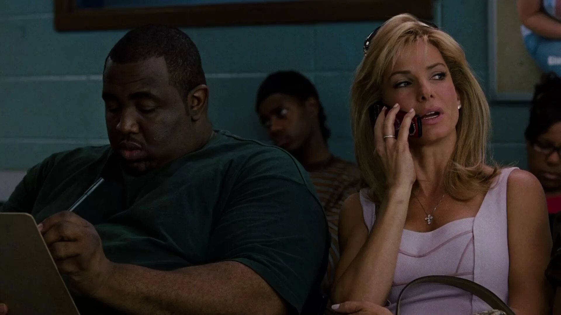 Толерантность в фильмах. Невидимая сторона 2009 постер. Кэти бейтс невидимая сторона. Невидимая сторона обложка. Невидимая сторона.