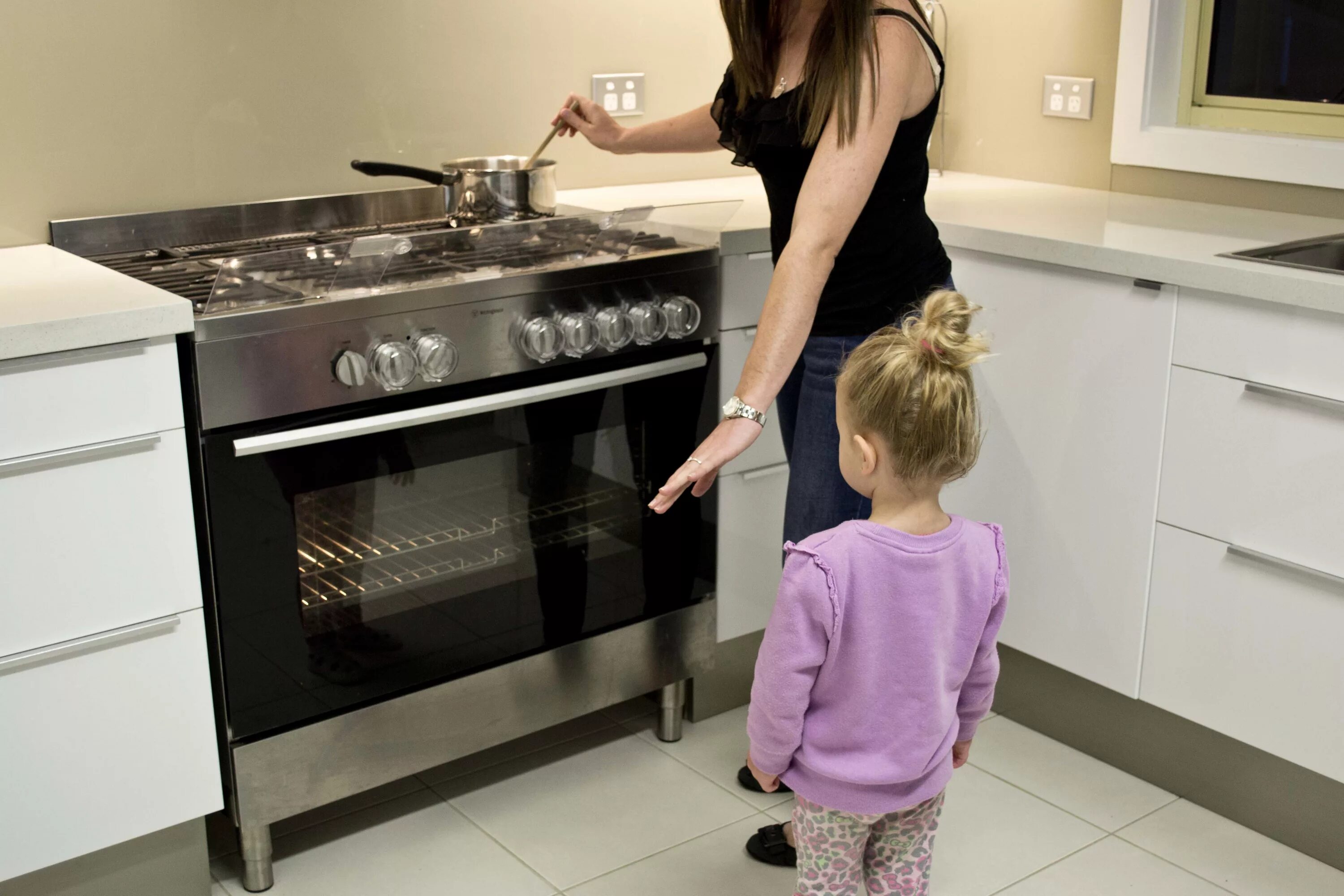 Be safe in the kitchen. Кухня для детей. Газовая плита для детей. Безопасность на кухне для детей. Ребенок возле газовой плиты.