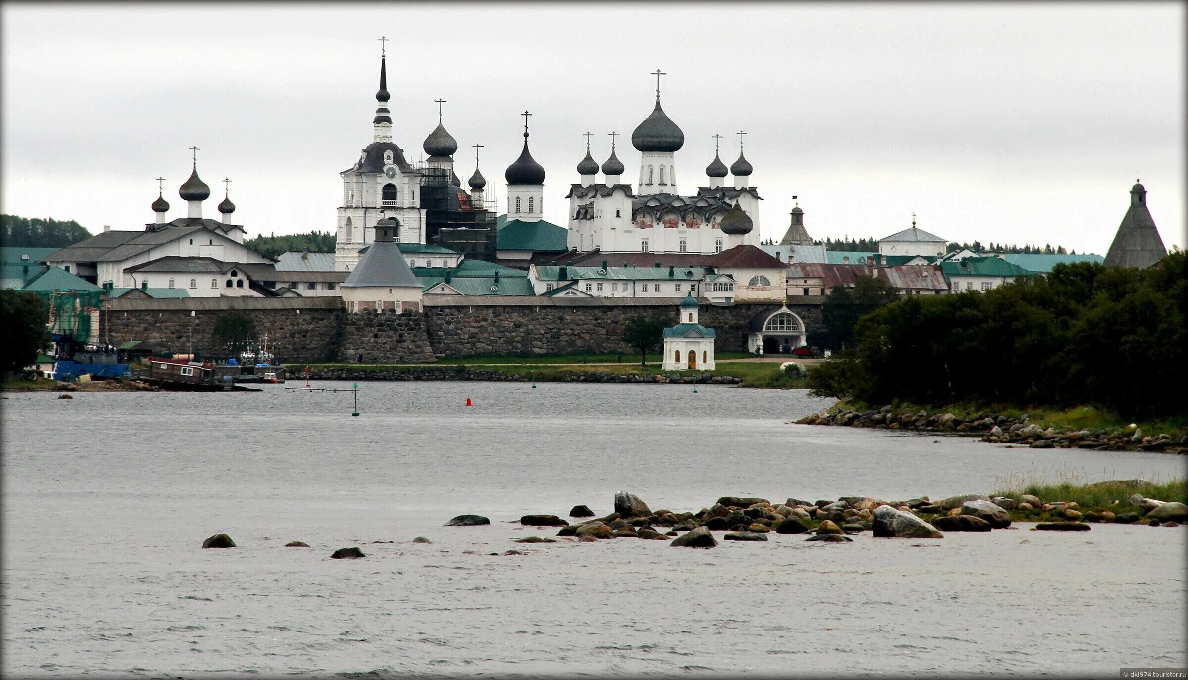 Соловецкий монастырь Соловецкие острова. Архангельск достопримечательности Соловки. Причал Соловецкие острова. Столяров Соловки. Памятники соловецких островов