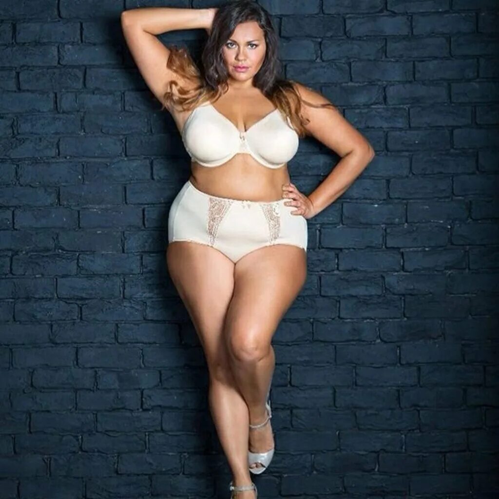 Полненькую телку. Диляра Ларина, Plus-Size-модель. Диляра Ларина модель. Модель плюс Диляра Ларина. Ларина Диляра плюс сайз.