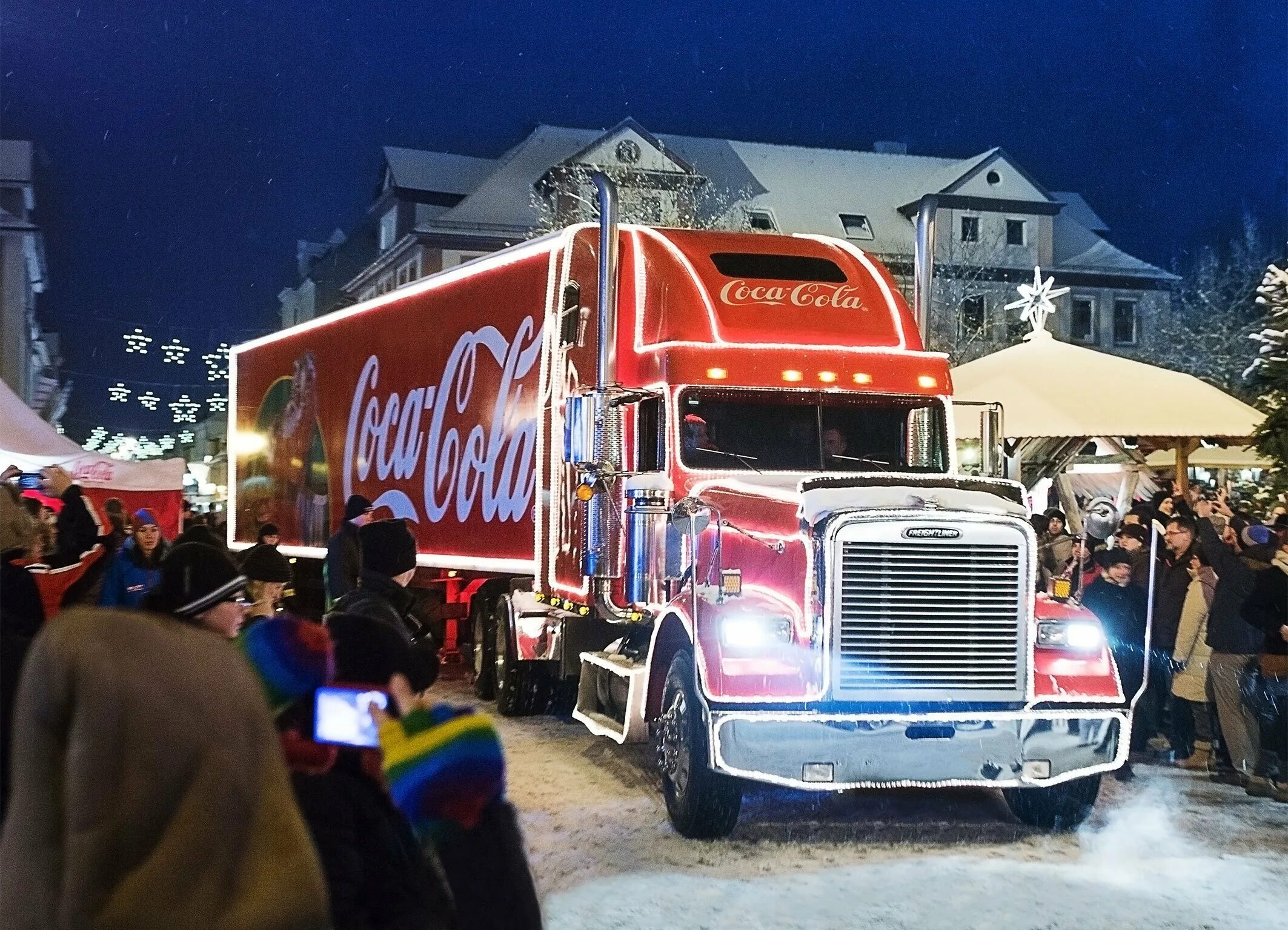 Новогодний грузовик Кока-кола. Рождественский грузовик Coca-Cola. Freightliner Coca Cola. Автопоезд Кока кола.