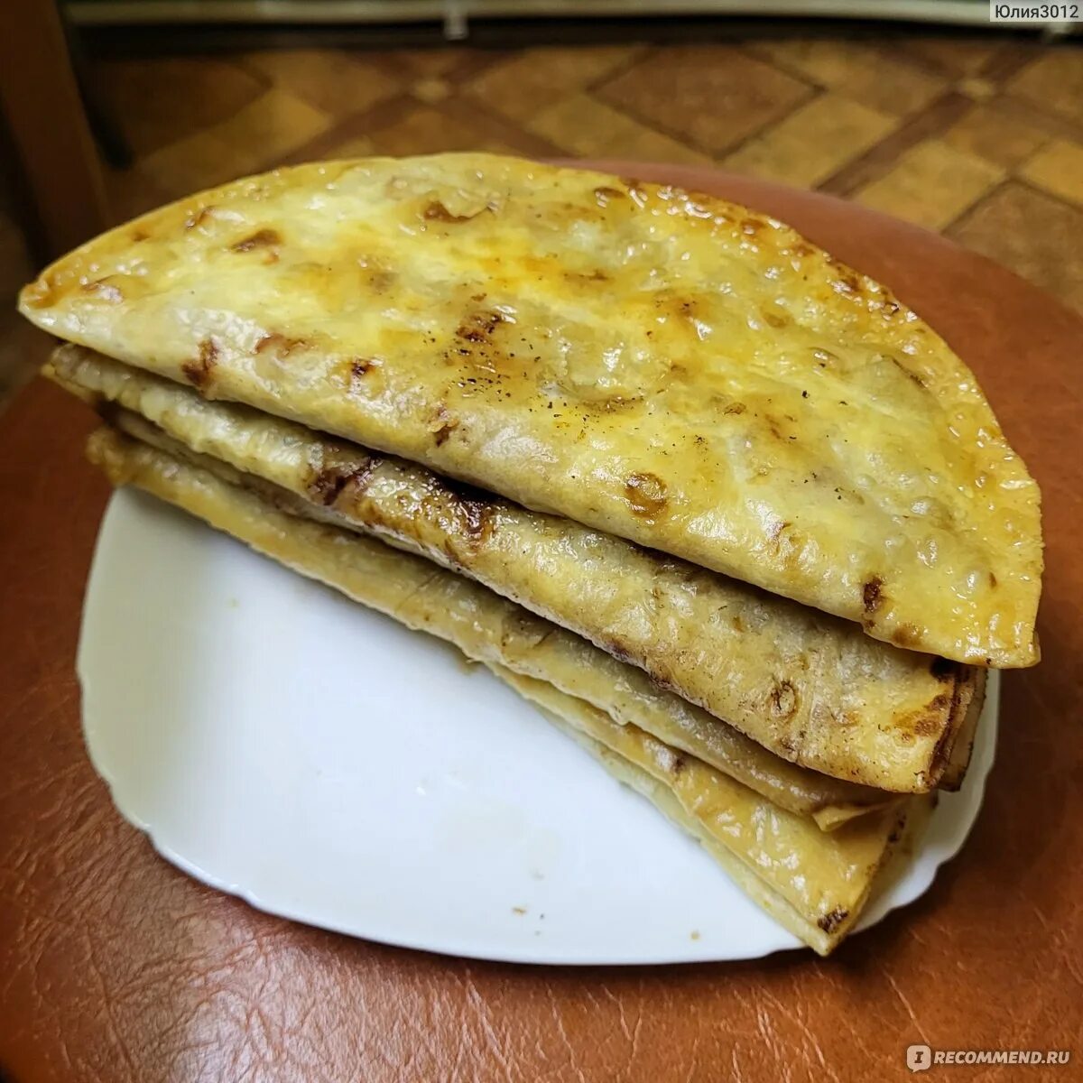 Лаваш для кыстыбый. Круглые лепешки лаваш. Кутабы из лаваша с зеленью. Из круглого лаваша что можно. Лаваш круглый.