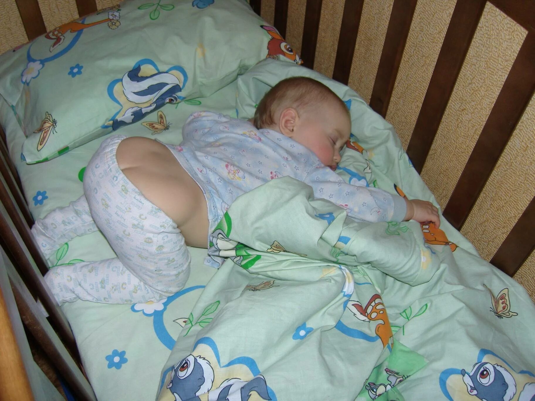 До скольки можно спать на животе. Животик новорожденного.