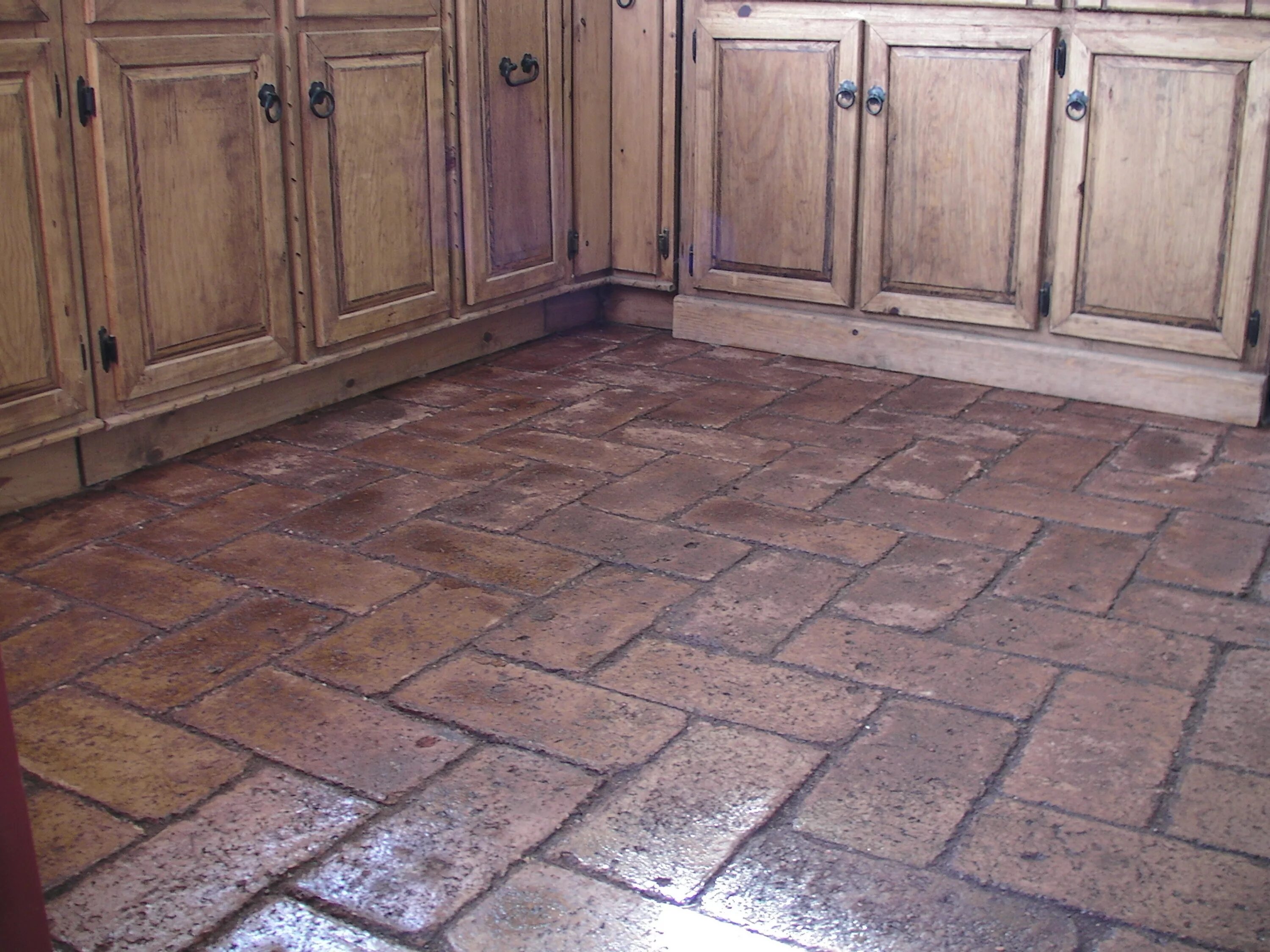 Полукруглый поддон из кирпича. Пол из кирпича в квартире. Кладка печи. Пол из кирпича в гараже. Пол из старинного кирпича.