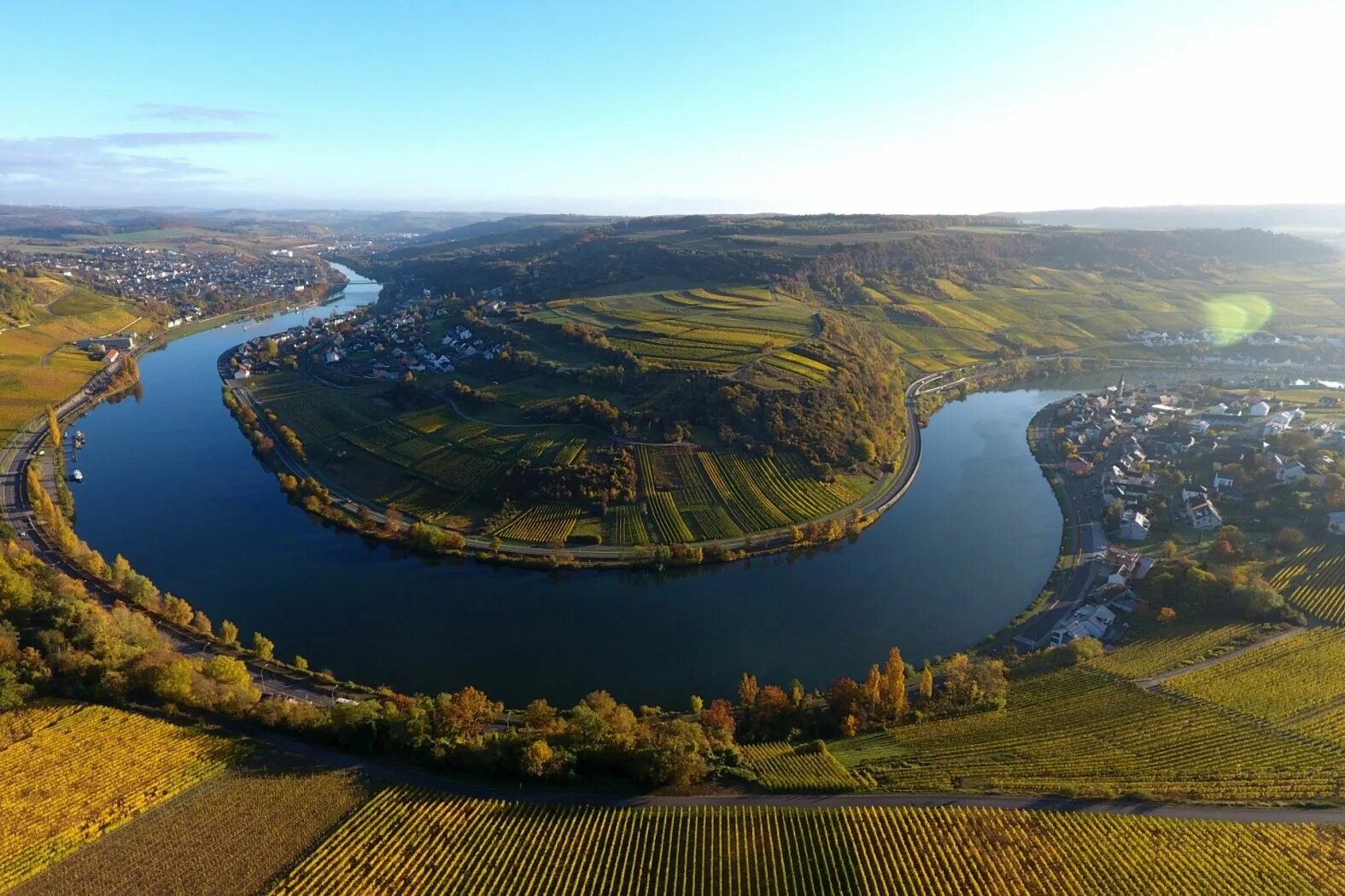 Как называется река германии. Долина Мозеля Люксембург. Река Мозель Люксембург. Река Мозель Люксембург достопримечательности. Долина реки Мозель Люксембург фото.
