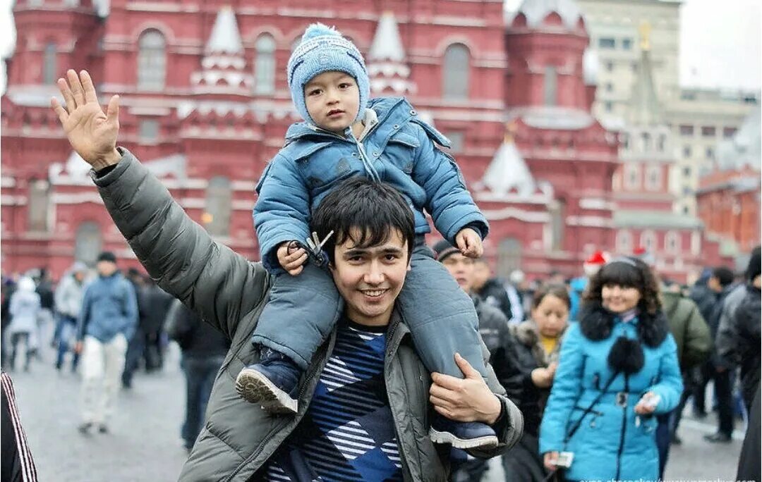 Мигрантов домой из россии. Приезжие в Москве. Азиаты в Москве. Мигранты в Москве. Дети таджика в Москве.