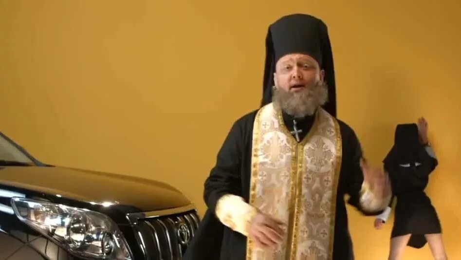 Батюшка поет. Священник и монашки. Священник танцует. Николас кейдж без лица священник. Фланкировка двуручным мечом.