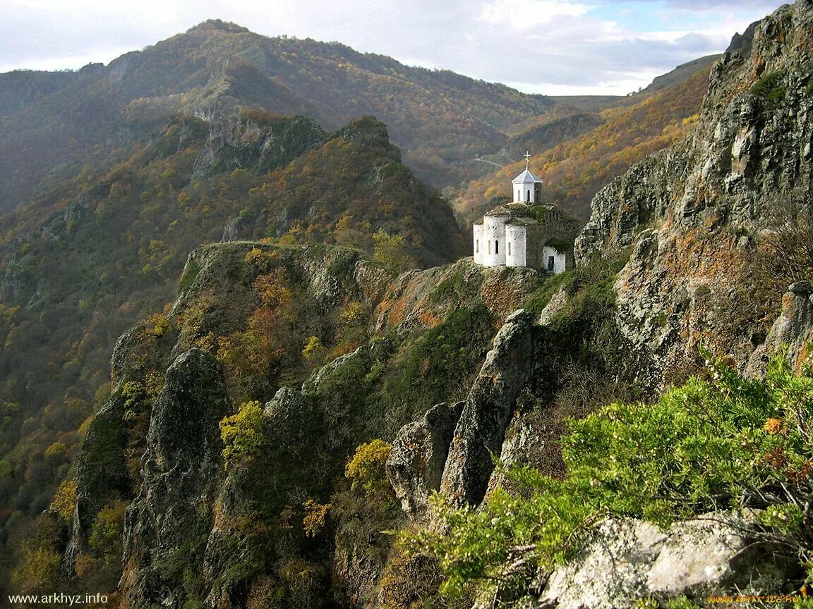 Монастыри в горах фото