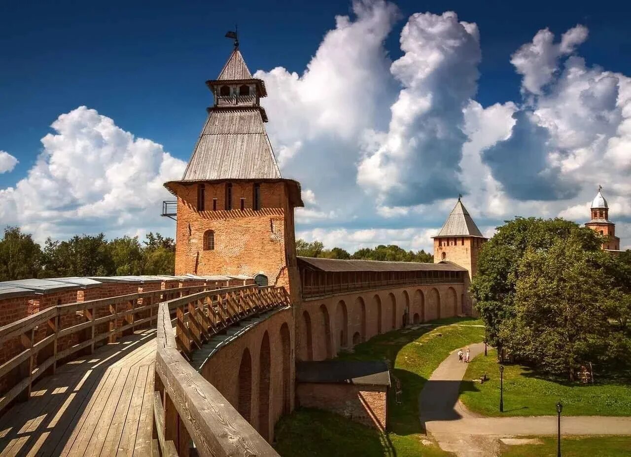 Стиком новгород. Новгородский Детинец Великий Новгород. Новгородский Кремль Детинец. Новгородский Детинец достопримечательности Великого Новгорода. Великий Новгород достопримечательности Детинец.