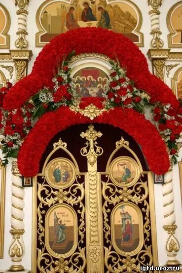 Украшения храма. Украшение храма. украшение царских врат цветами. украшение храма на пасху. церковная флористика на пасху.