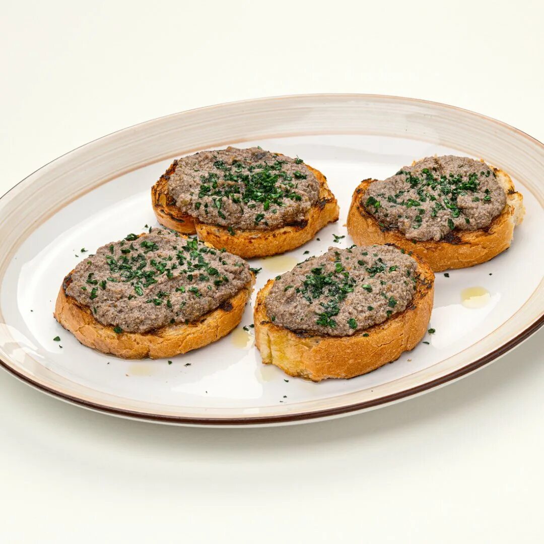 Бутерброды с печеночным паштетом. Бутерброды с паштетом из куриной печени. Бутерброды с печеночным паштетом на праздничный стол. Паштет печеночный домашний. Брускетты со шпротами.