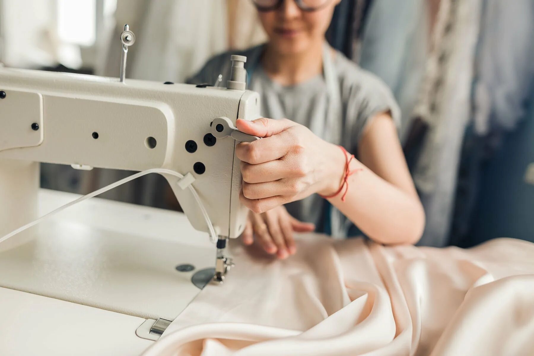 Сшито без швейной машинки. Швейная машинка couture machine. швея. пошив на швейной машинке. швейные машинки для пошива одежды.