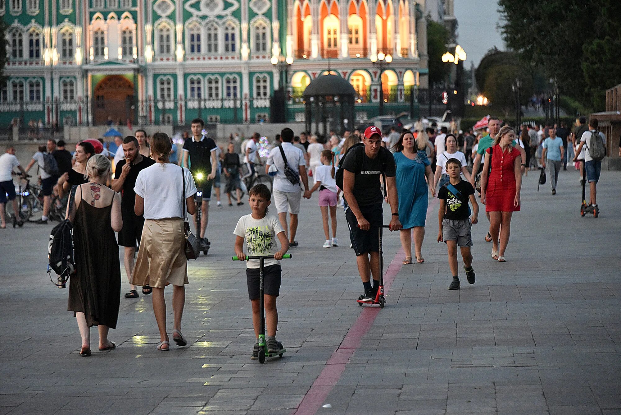 Екатеринбург люди. Екатеринбург люди на улице. Жители Екатеринбурга. Люди в городе.