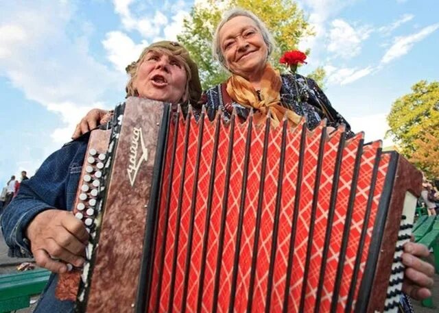 Петь под баян. Петь под баян. Белые розы под гармошку. Петь под баян. Марион француженка баянистка.
