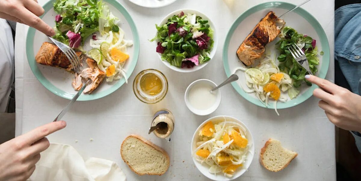 Стол в кафе с едой. Eat a light meal. Гастрономический ужин. Eat a light meal. Человек с едой.