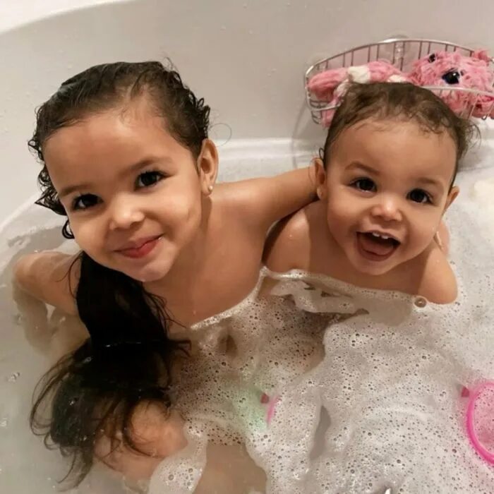 с младшим братом в ванной. маленькие девчонки в ванной. сестренка в ванной. очередь перед ванной. маленькие девчонки в ванной.