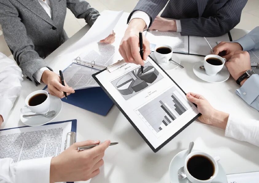 Финансовое консультирование. Фон для деловых документов. Advisory services. Бизнес фон. Деловой человек с бумагами.