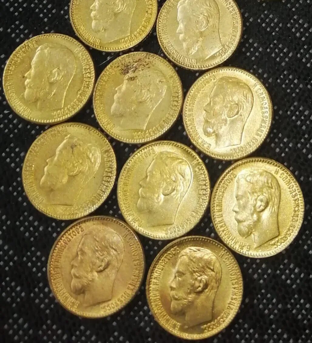 Где купить золотые монеты. Золотые монеты Николая 2. Клад золотых монет Николая 2. Коллекция золотых монет Николая 2.