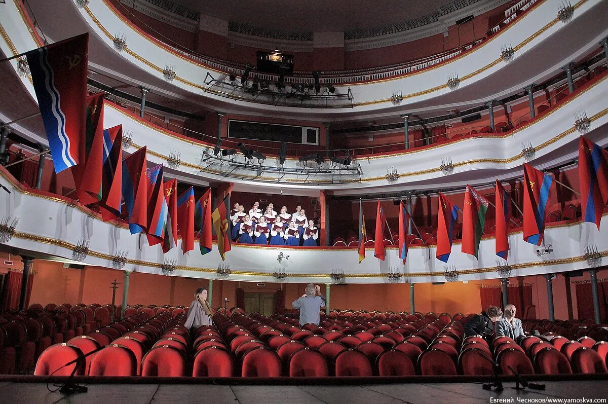 Театр им маяковского москва. Театр имени маяковского основная сцена. Театр маяковского основная сцена. Театр маяковского малая сцена. Маяковского.