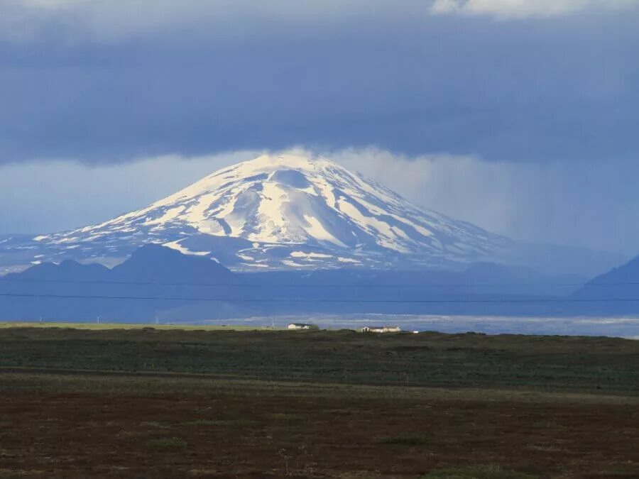 Где находится гекла действующий или потухший. Вулкан Гекла. Вулкан Гекла извержение. Исландия Гекла. Остров Исландия вулкан Гекла.
