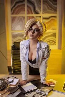 Здоровский косплей на Mercy из Overwatch.