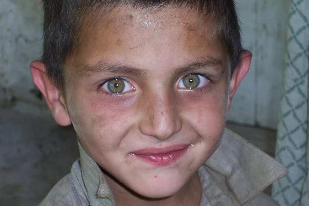 Таджик с глазом. Нуристанцы Афганистана. Арийцы нуристанцы. Памирцы калаши. Сирийцы с голубыми глазами.
