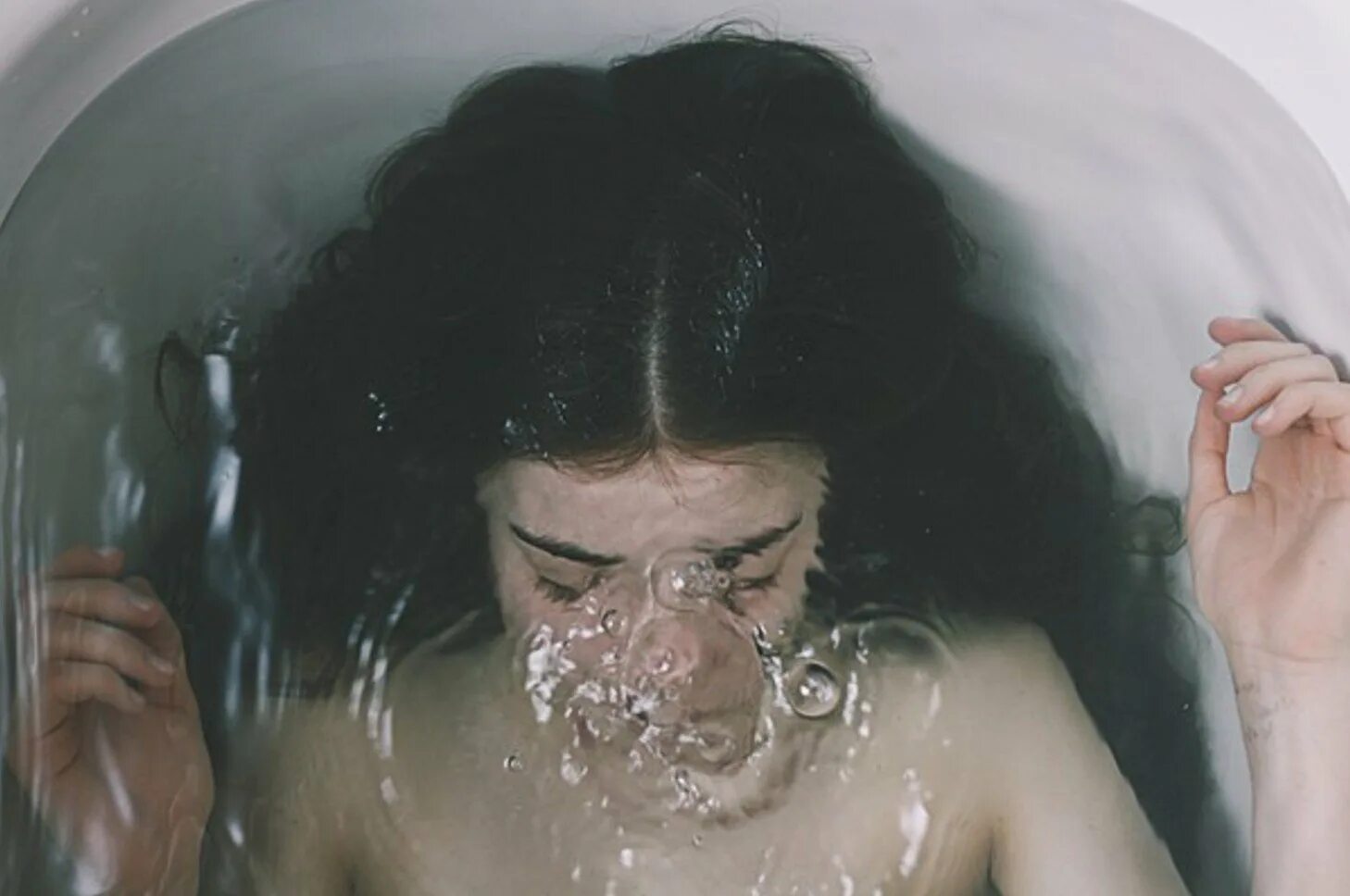 девушка топит в ванной. ребенок захлебнулся в ванной. девушка топит в ванной. девушка в ванне. девушка под водой в ванне.