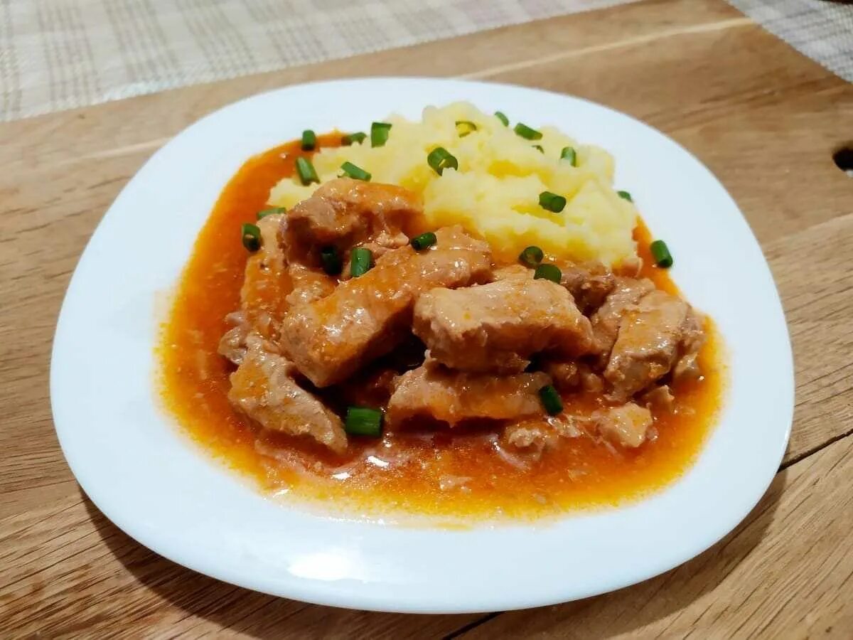 Свинина кусочками на сковороде с подливкой. Гуляш из свинины с подливкой. свинина гуляш с подливкой. гуляш из свинины с подливкой рецепт. классический гуляш из свинины с подливкой.