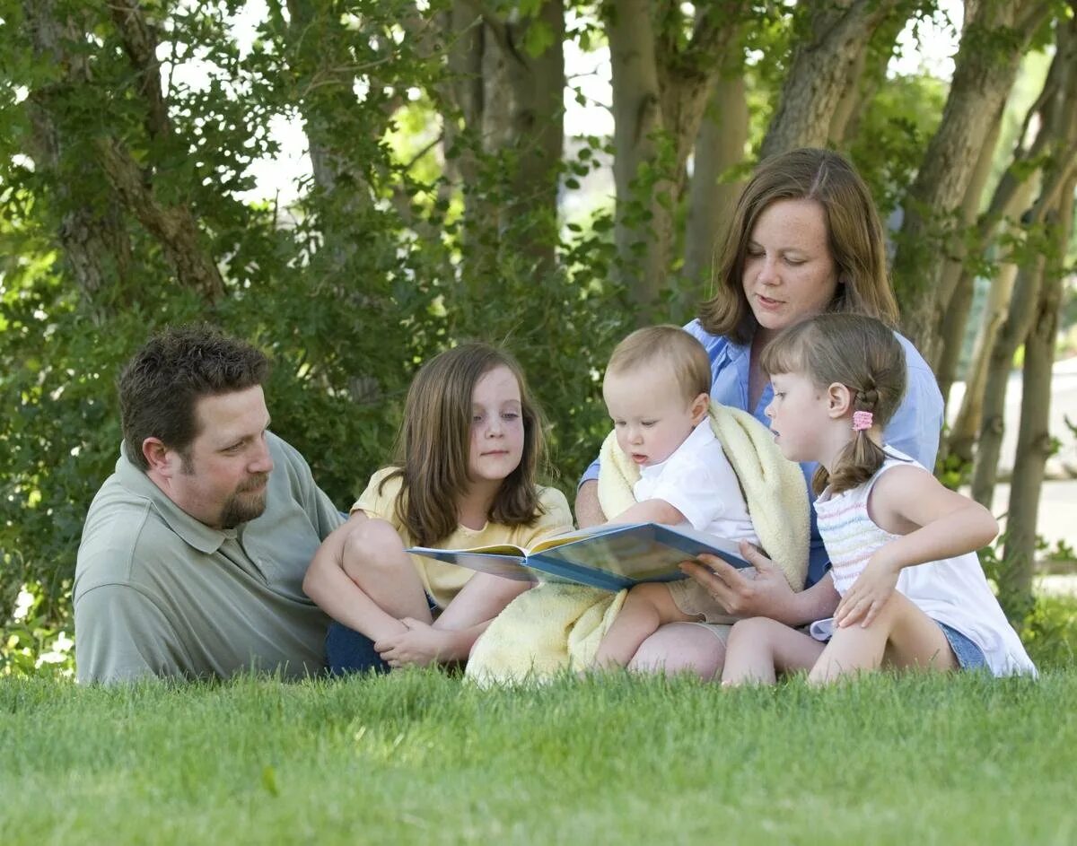 Читающая семья. Семейное чтение. Семейное чтение картинки. Семья читает Библию.