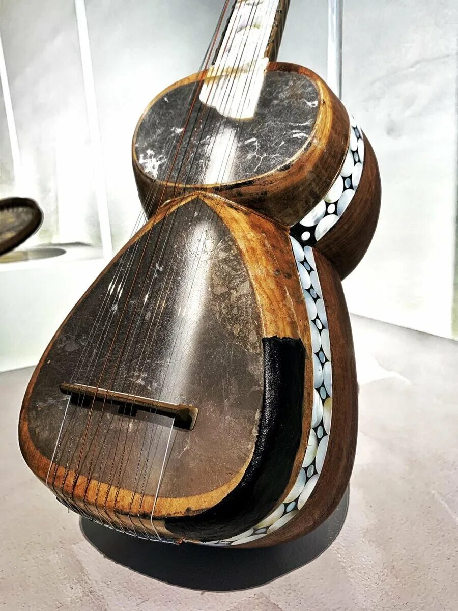 Узбекские музыкальные инструменты дутар. Домбра дутар. Таджикские музыкальные инструменты - танбур. Танбур лютня. Таджикский музыкальный инструмент рубаб.