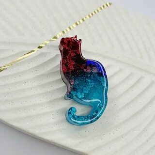 Брошь из смолы