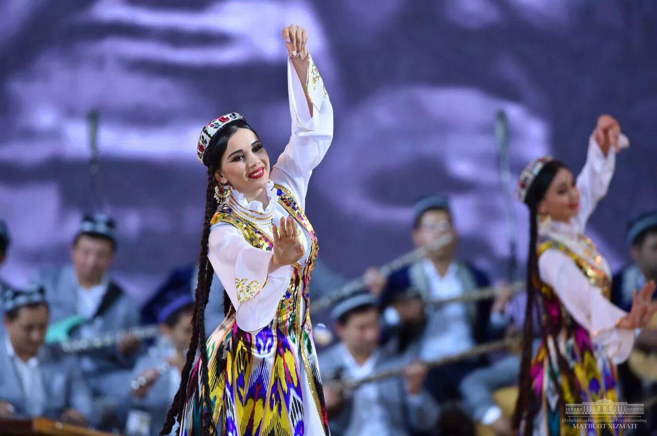 Национальные танцы Узбекистана. Традиционные узбекские танцы. Узбекские национальные танцы. Узбекские женщины.