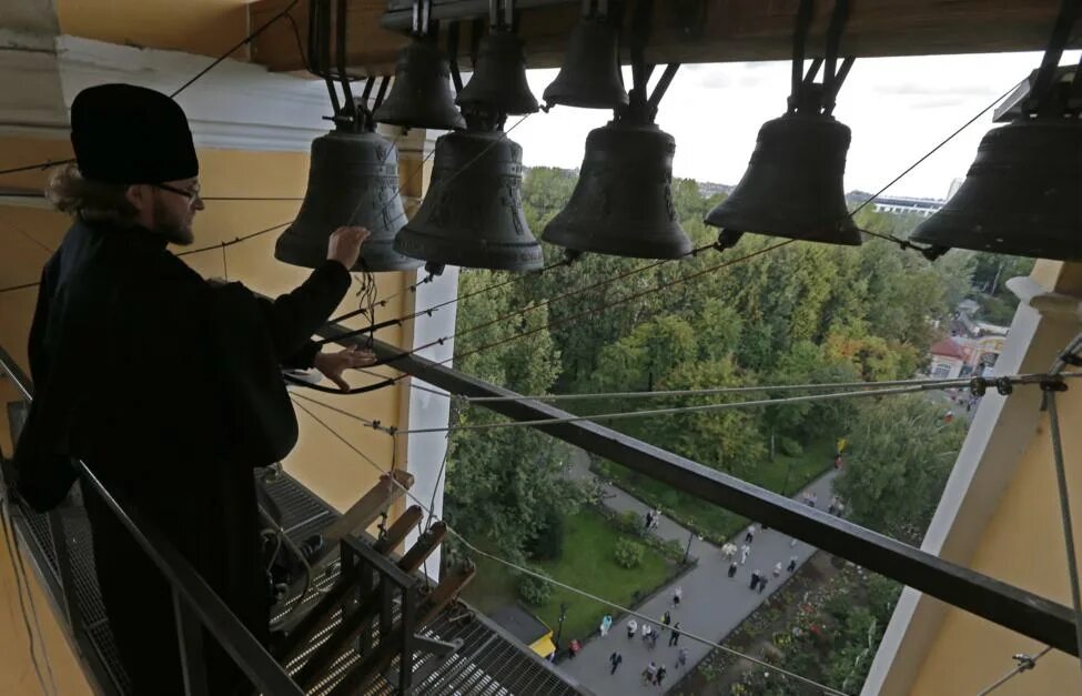 Звон благовест слушать. Колокольный звон колокол Благовест. Дивеево монастырь колокола колокольный звон. Колокольная храма Звонарь.