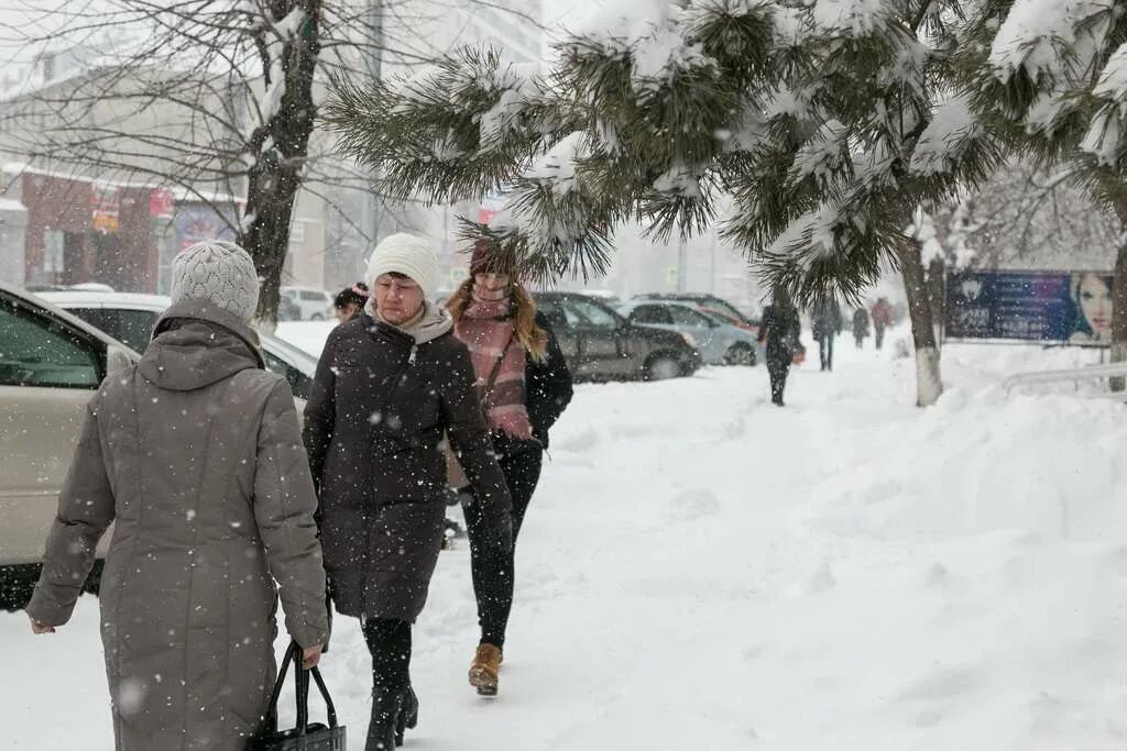 Барнаул снег. Снегопад в Барнауле. Снег в Барнауле сегодня. С возвращением зимы.