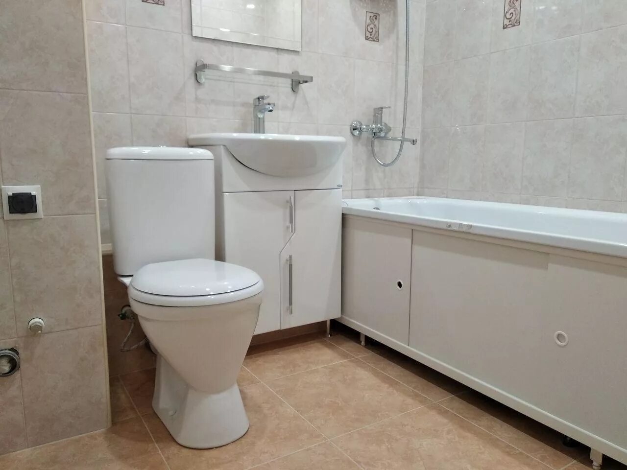 Отделка туалета от застройщика. Плитка для ванной в однокомнатной квартире. Туалет чистовая отделка. Современная ванная комната. Ванная комната с отделкой от застройщика.