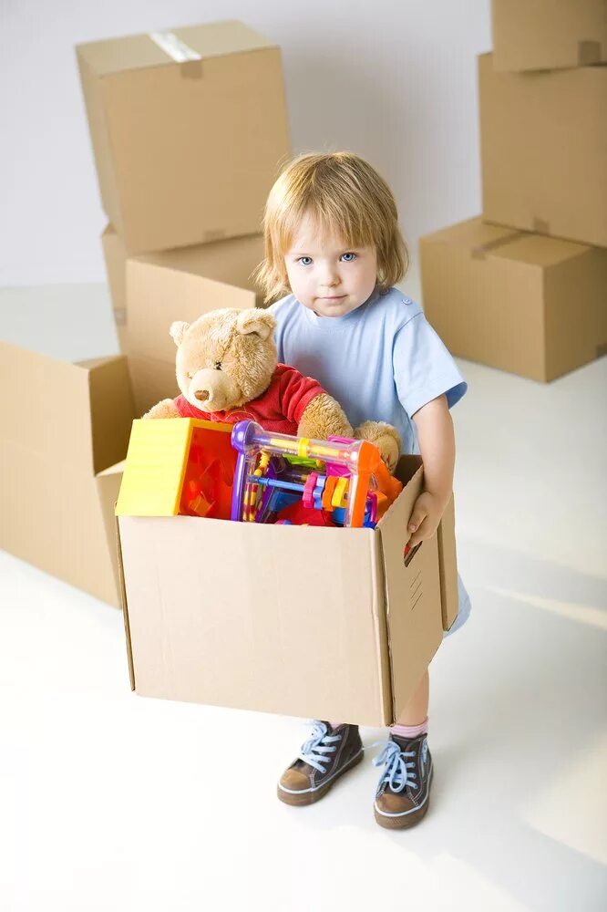 Коробка с игрушками cartoon. Поделки из маленькой коробки. Коробка 30х30х30 оранжевая. Поделка из маленькой коробочки. Игрушки в спичечном коробке.