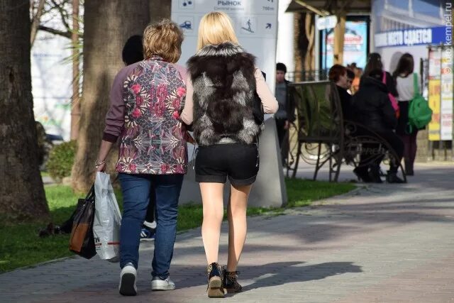 Как одеться в сочи сейчас по погоде. Модницы сочи. как не надо одеваться. девушки на улицах сочи фото. как надо одеваться на улицу.