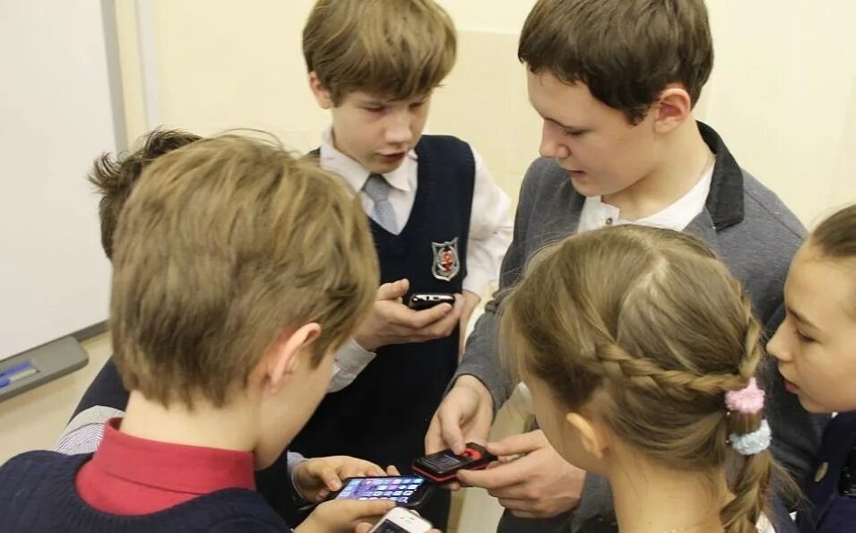 школьники с гаджетами. подросток с телефоном. школьник с телефоном на уроке. школьники на уроке. подросток с телефоном.