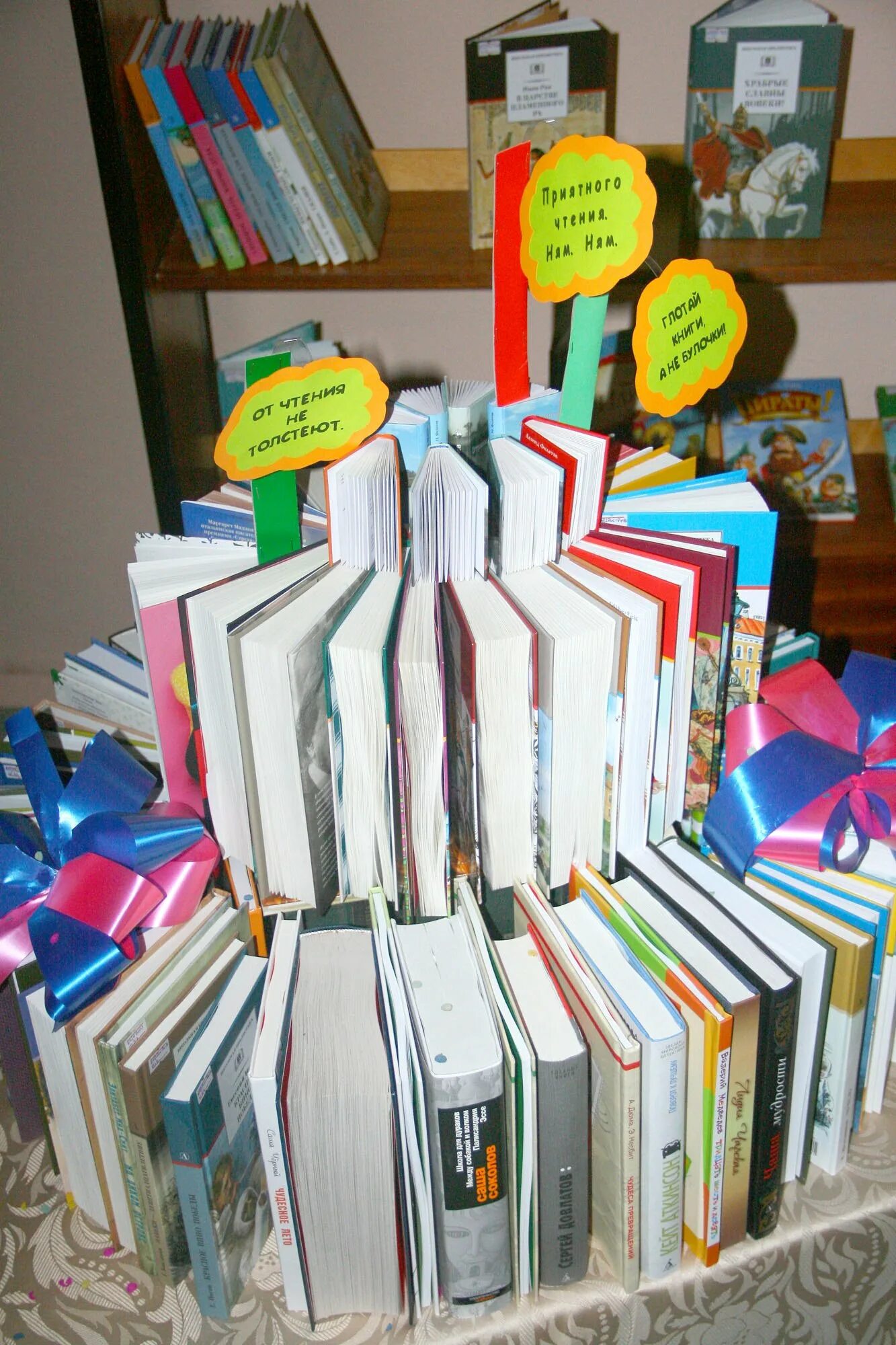 Оформить книжную выставку ко дню библиотек. Необычные книжные выставки. интересные книжные выставки. оригинальные книжные выставки. интересные выставки в библиотеке.