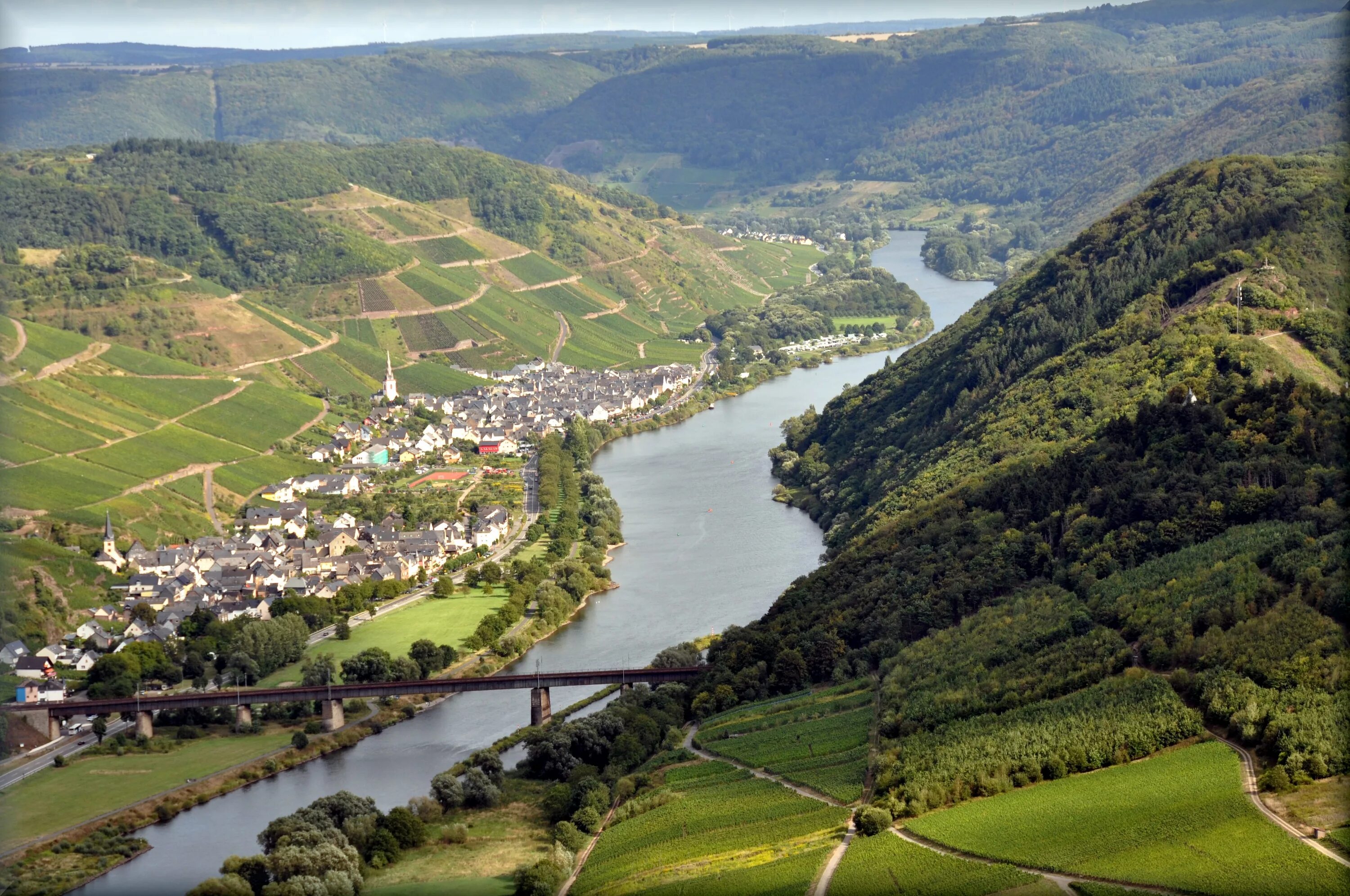 Река Мозель Люксембург. Долина Мозеля Люксембург. Река Мозель в Германии. Долина реки Мозель Люксембург. Приток мозеля