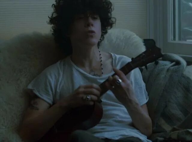 Tunes going deeper lost on you. Lost on you певица. lp lost on. lp певица 2025. lp lost on you фото певицы.