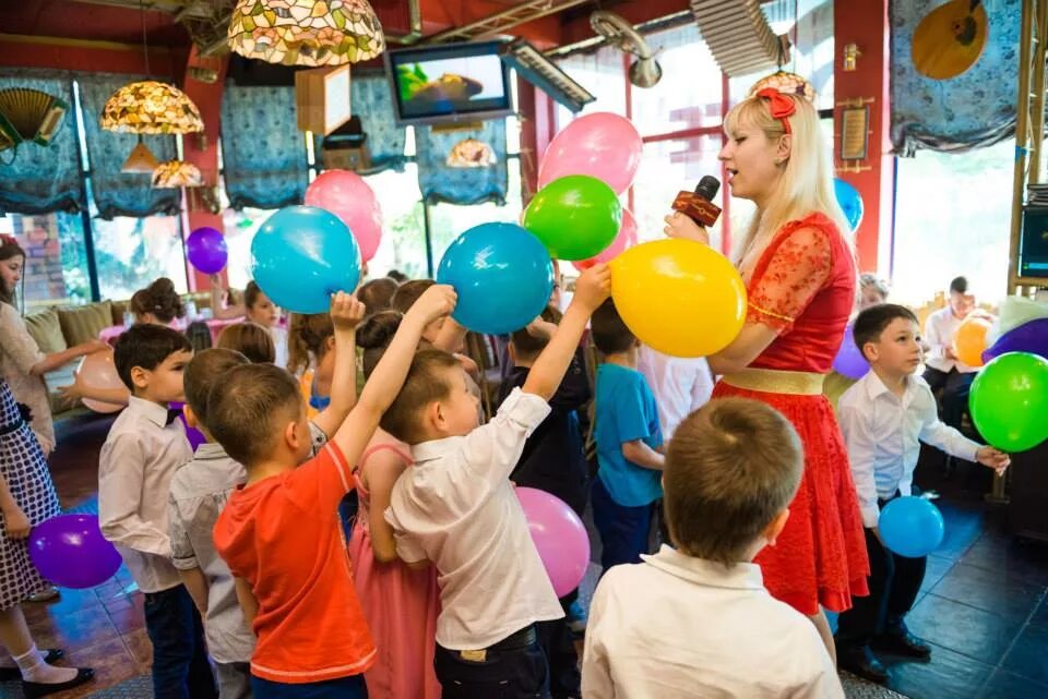 Детский праздник. Конкурсы с шариками. Конкурсы шариками день рождения. Конкурсы с воздушными шарами для детей. Весёлые конкурсы с воздушными шарами.