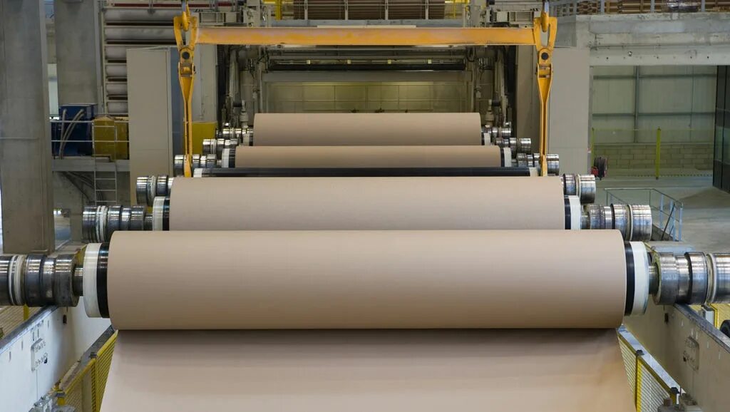 Завод по производству бумаги. Тамбурный вал бумагоделательная машина. Целлюлозно-бумажная продукция. Целлюлозно-бумажная отрасль. Картон (бумага).