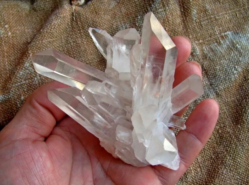 синий аметист камень. полнокристаллический кварц. I2 кристаллы. монокристаллы кварц, алмаз, рубин. кристаллы.