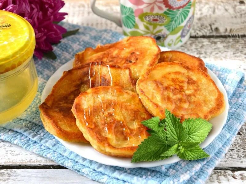 Оладьи из тыквы с яблоками рецепты. Оладьи с тыквой. тыквенно яблочные оладьи. пышные оладьи из тыквы. оладьи из тыквы самый вкусный.