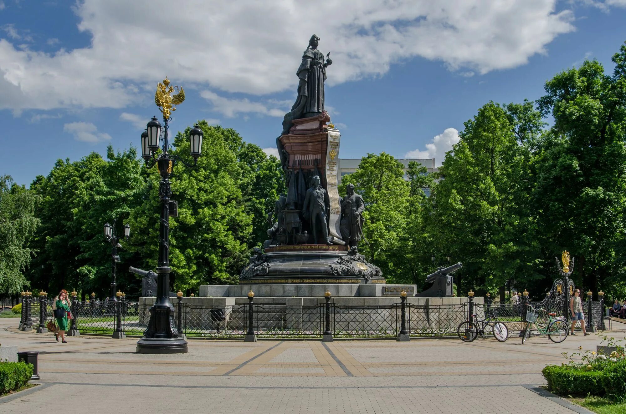 Памятник Екатерине в Краснодаре. Памятник Екатерине Великой в Краснодаре. Памятник Екатерине II (Краснодар). Памятник императрице Екатерине 2 в Краснодаре.